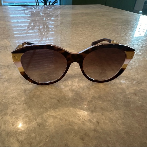 Louis Vuitton Tortoise Shell Sunglasses with Gold Accents - Picture 3 of 11